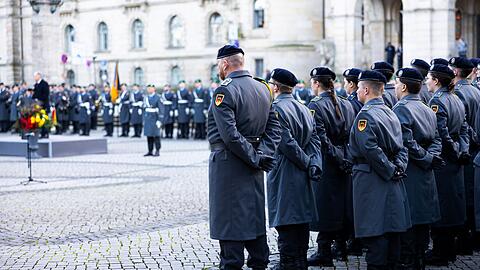 Die Bundeswehr soll gestärkt werden - muss aber mit weniger Soldaten auskommen.