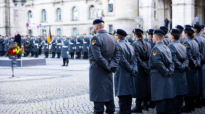 Die Bundeswehr soll gestärkt werden - muss aber mit weniger Soldaten auskommen.