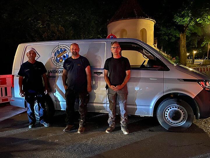 Sie haben die Bombe erfolgreich entschärft. (v.l.) Usam Bach, Sebastian Braun und Paul Rönicke von der Firma Tauber.