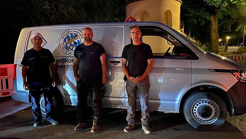 Sie haben die Bombe erfolgreich entschärft. (v.l.) Usam Bach, Sebastian Braun und Paul Rönicke von der Firma Tauber.