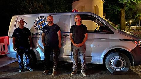 Sie haben die Bombe erfolgreich entschärft. (v.l.) Usam Bach, Sebastian Braun und Paul Rönicke von der Firma Tauber.