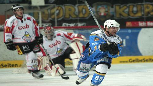 Entwickelt sich in den Playoffs endgültig zum Goalgetter: EHC-Stürmer Martin Schymainski. Entwickelt sich in den Playoffs endgültig zum Goalgetter: EHC-Stürmer Martin Schymainski.