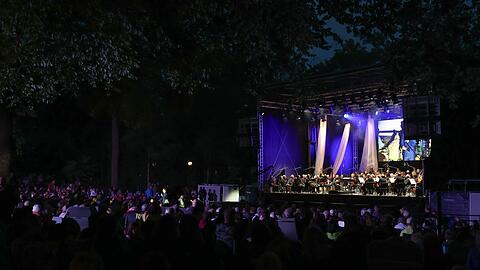 Tausende trafen sich zu Wagners Musik im Festspielpark.