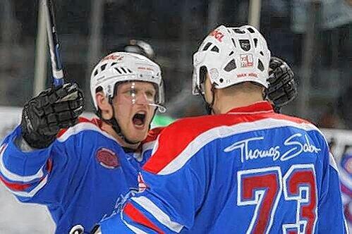 Glückwunsch Chief! Björn Barta gratuliert  Shane Peacock zu seinem Hammer-Tor gegen die Eisbären.