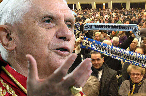 20 Löwen und der Papst: Die Reisegruppe des TSV 1860 hebt bei der Audienz mit Benedikt XVI ihre Schals empor.