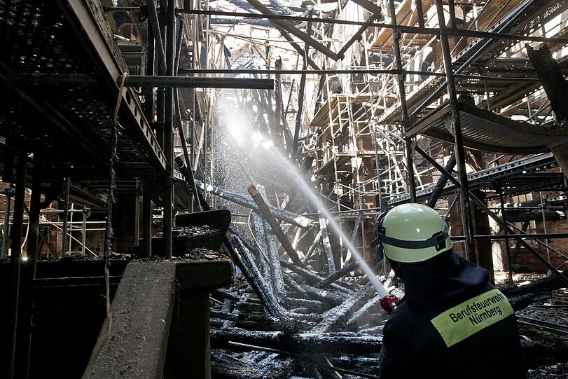 Ein Feuer hat in der Altstadt in Nürnberg gewütet und den Dachstuhl der Kirche St. Martha völlig zerstört. Die Bilder vom Feuer, von den Löscharbeiten und wie das Gebäude jetzt aussieht.