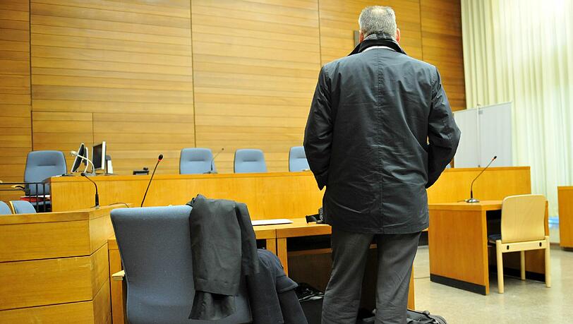 Er hat oft zugeschlagen: Jetzt muss der Ex-Polizeichef von Rosenheim um seinen Beamtenstatus bangen. Er hat oft zugeschlagen: Jetzt muss der Ex-Polizeichef von Rosenheim um seinen Beamtenstatus bangen.