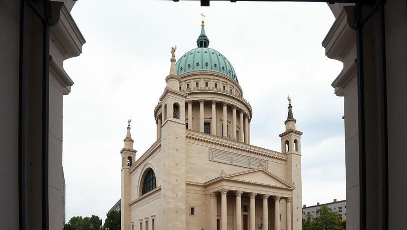 Wer auf die Kuppel der Nikolaikirche will, muss fünf Euro zahlen. Ein ehemaliger Kirchenrat hat sich das Geld unter den Nagel gerissen. Wer auf die Kuppel der Nikolaikirche will, muss fünf Euro zahlen. Ein ehemaliger Kirchenrat hat sich das Geld unter den Nagel gerissen.