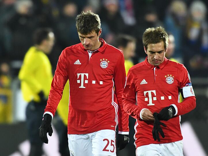 Hängende Köpfe bei Thomas Müller und Philipp Lahm nach der peinlichen Niederlage gegen Außenseiter Rostow.