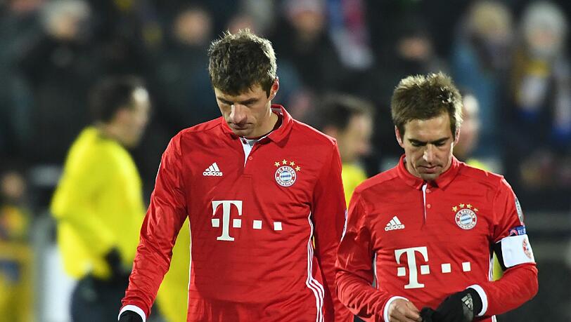 Hängende Köpfe bei Thomas Müller und Philipp Lahm nach der peinlichen Niederlage gegen Außenseiter Rostow. Hängende Köpfe bei Thomas Müller und Philipp Lahm nach der peinlichen Niederlage gegen Außenseiter Rostow.