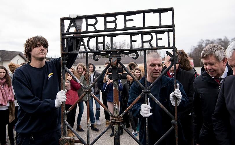 Die Bilder von der Rückkehr des KZ-Tors in Dachau.