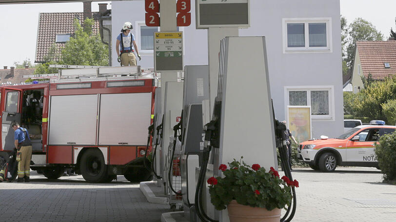 Feuerwehr, Polizei und Kriseninterventionsteam vor Ort: Die Frau wurde an einer Tankstelle in Mühldorf am Inn von ihrem eigenen Auto eingeklemmt und starb. Ihre drei Kinder mussten das Drama mitansehen.