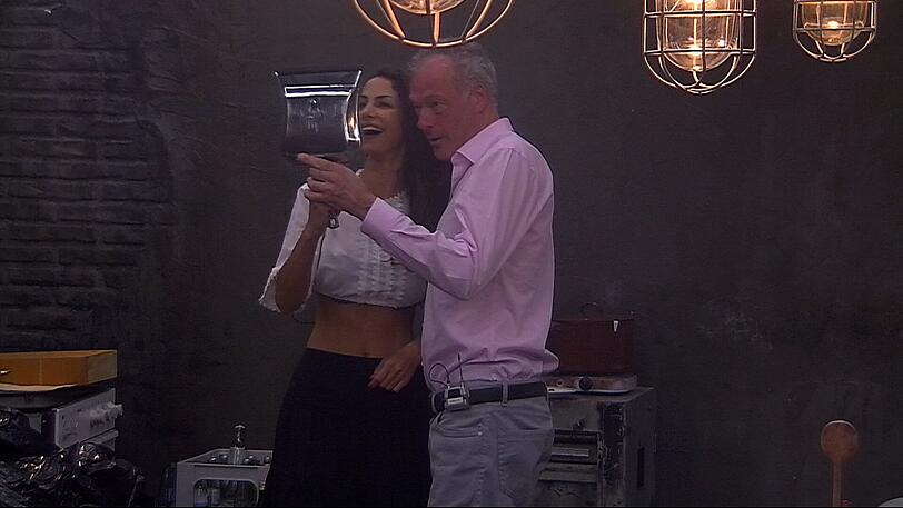 Tag 5 bei Promi Big Brother: Ronald Schill muss nach unten in den Keller und trifft auf Janina.