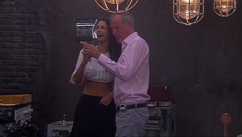 Tag 5 bei Promi Big Brother: Ronald Schill muss nach unten in den Keller und trifft auf Janina. Tag 5 bei Promi Big Brother: Ronald Schill muss nach unten in den Keller und trifft auf Janina.