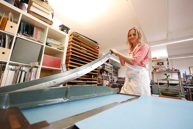 Aufgepasst: Arbeit mit der großen Schneidemaschine.