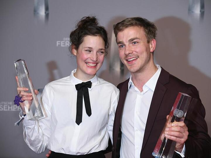 Die Schauspieler Vicky Krieps und Albrecht Schuch freuen sich über die Auszeichnung in der Kategorie "Beste Schauspielerin" und "Bester Schauspieler".