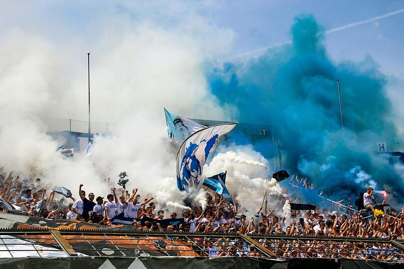 Weiß-blauer Rauch steigt über Giesing auf: Die Löwen sind zurück im Profifußball. Sechzig-Fans beim Relegationsspiel gegen Saarbrücken 2018 in der Westkurve.