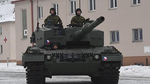 Tschechische Soldaten nehmen im Dezember 2022 einen Leopard-Panzer entgegen.