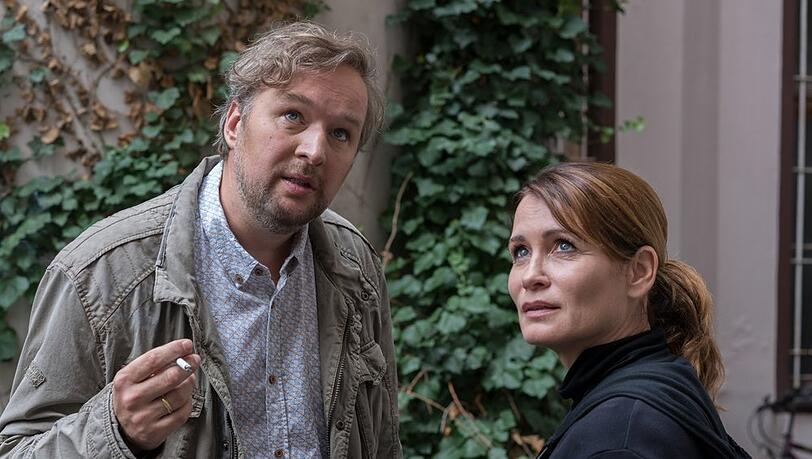 "Das Quartett: Das Mörderhaus": Hauptkommissar Barig (Stephan Grossmann) und Maike (Anja Kling) tauschen erste Informationen aus.