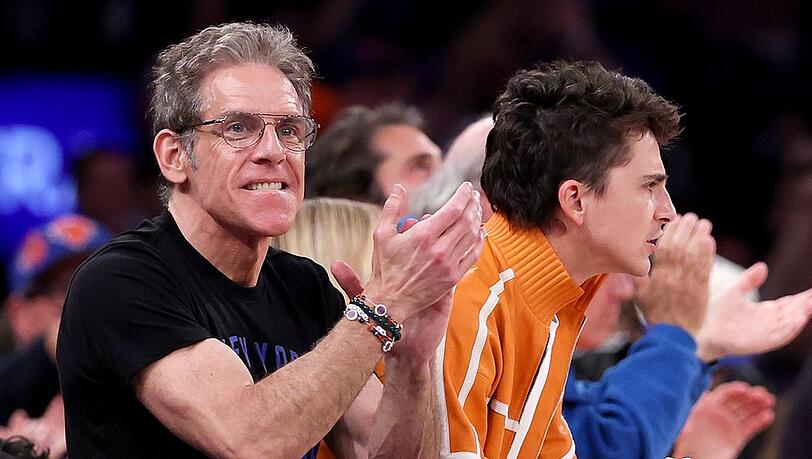 Ben Stiller (l.) und Timothée Chalamet sind eingefleischte Knicks-Fans und fieberten auch am Montagabend mit ihrer Mannschaft mit. Ben Stiller (l.) und Timothée Chalamet sind eingefleischte Knicks-Fans und fieberten auch am Montagabend mit ihrer Mannschaft mit.