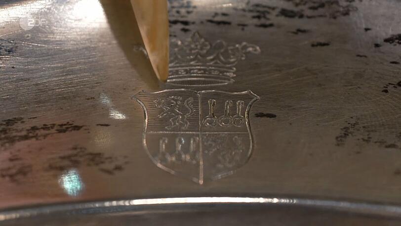 Ein handgraviertes Wappen ließ sich "nicht ohne weiteres zuschreiben, auch wenn man deutlich heraldische Figuren erkennt", so die Expertin. Krone, ein Greif und drei Schlüssel halfen nur vage bei der Spurensuche. Der Greif könne auf den Nord-/Ostseeraum verweisen ... Ein handgraviertes Wappen ließ sich "nicht ohne weiteres zuschreiben, auch wenn man deutlich heraldische Figuren erkennt", so die Expertin. Krone, ein Greif und drei Schlüssel halfen nur vage bei der Spurensuche. Der Greif könne auf den Nord-/Ostseeraum verweisen ...