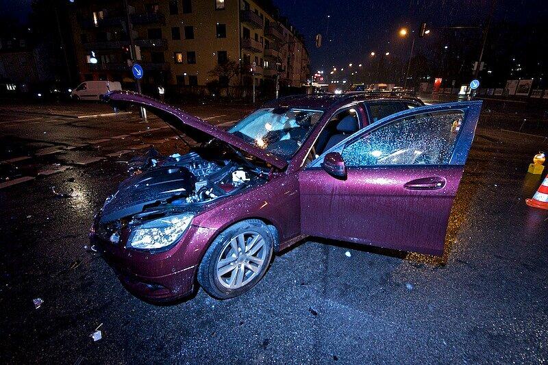 Am Freitag Abend hat sich ein Unfall auf der Kreuzung zwischen der Boschetsrieder und der Höglwörtherstraße zugetragen. Ein Auto ist möglicherweise bei "Spätgelb" über die Kreuzung gefahren, woraufhin ein Abbieger frontal mit dem Auto zusammenstieß.