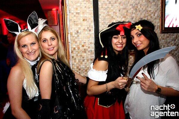 Schöne Frauen bei "Garden & Restaurant" im Crown's Club. Mehr Bilder unter: www.nachtagenten.de
