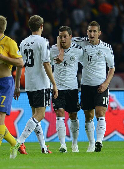 MESUT ÖZIL: In Halbzeit eins ohne echte Szene. Dann drehte er auf, ein Hackenzauberpass, ein gekonnter Linksschuss zum 4:0. Note 3