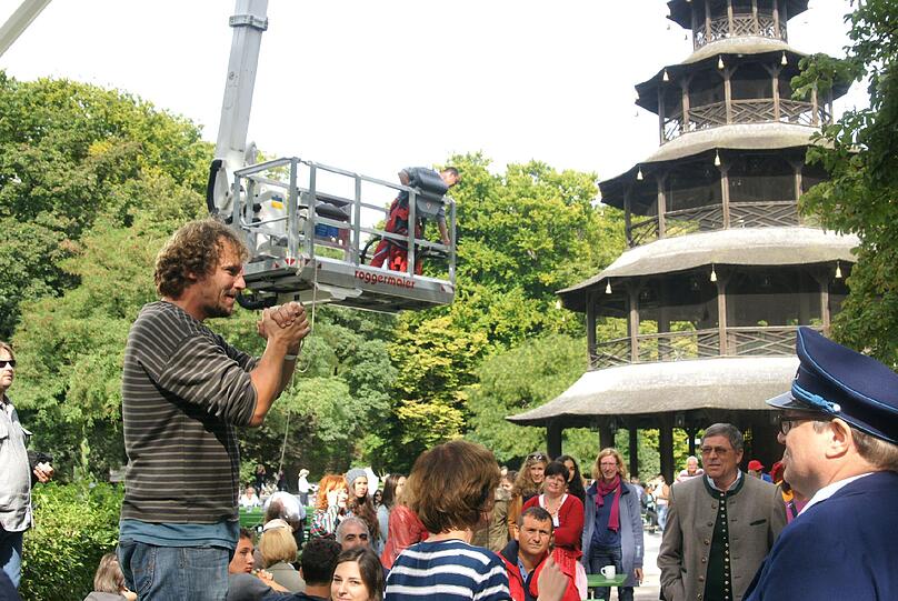 Regisseur Marcus H. Rosenmüller bedankt sich bei den Komparsen am Chinesischen Turm.