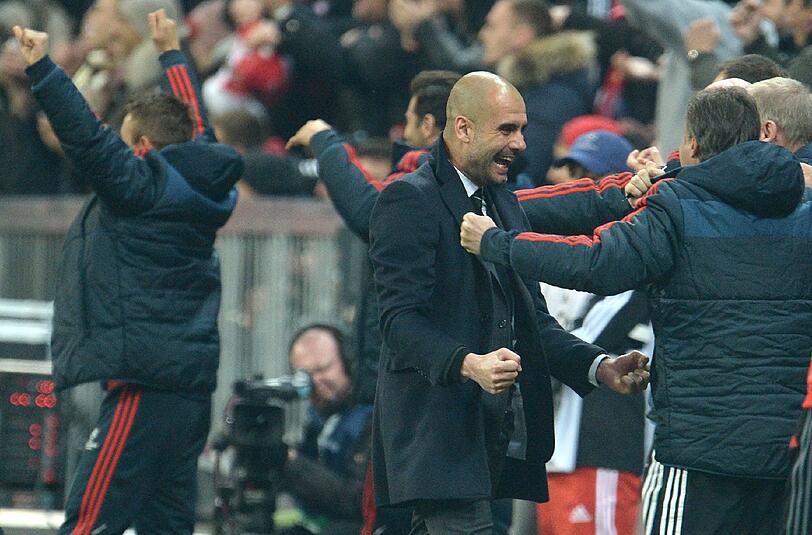 Bayern-Trainer Pep Guardiola freut sich über das 1:0.