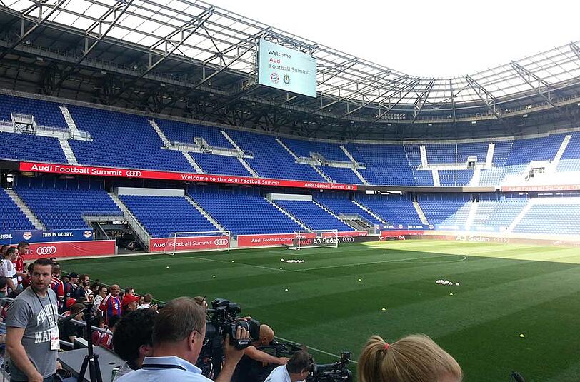 Der FC Bayern München beim ersten Training in der Red-Bull-Arena. Viele Fans und Journalisten haben den Rekordmeister dabei beobachet.