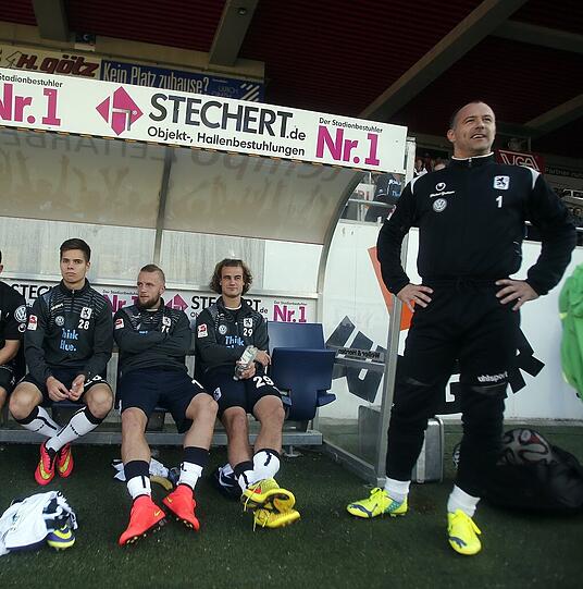 Während sich die Taxi-Sünder wieder zurück in den Kader kämpfen, verlässt Gabor Kiraly den Klub. Der Ungarn folgt dem Ruf von Felix Magath und wechselt zum FC Fulham.