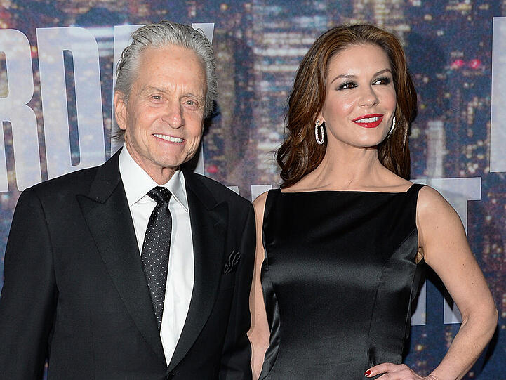Die Hollywood-Stars Michael Douglas (70) und Catherine Zeta-Jones (45) trennten sich ebenfalls 2013. Aber nur - wie sie später sagten - um ihre Ehe auf den Prüfstand zu stellen. Der Erfolg gibt ihnen Recht: Längst sind sie wieder glücklich vereint.