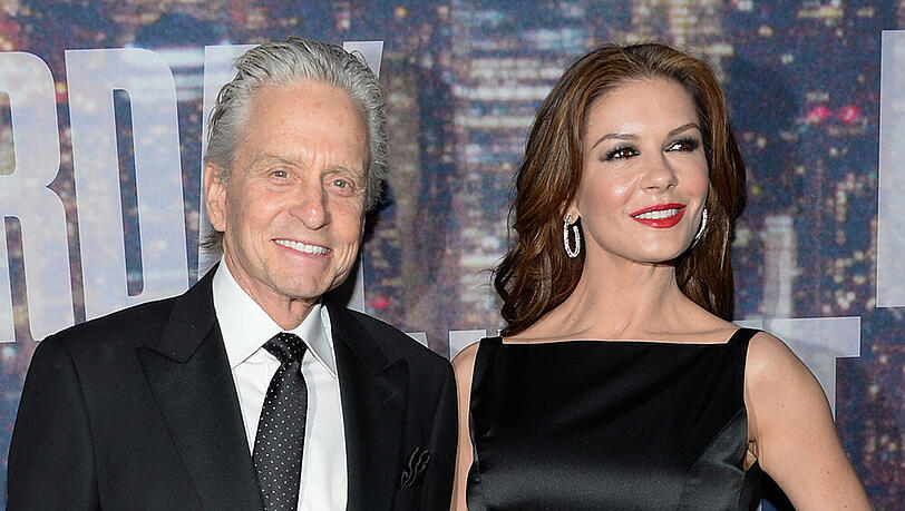 Die Hollywood-Stars Michael Douglas (70) und Catherine Zeta-Jones (45) trennten sich ebenfalls 2013. Aber nur - wie sie später sagten - um ihre Ehe auf den Prüfstand zu stellen. Der Erfolg gibt ihnen Recht: Längst sind sie wieder glücklich vereint. Die Hollywood-Stars Michael Douglas (70) und Catherine Zeta-Jones (45) trennten sich ebenfalls 2013. Aber nur - wie sie später sagten - um ihre Ehe auf den Prüfstand zu stellen. Der Erfolg gibt ihnen Recht: Längst sind sie wieder glücklich vereint.