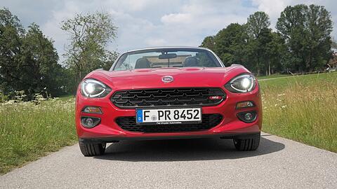 Coole Front mit klassischen Anleihen: der Fiat 124 Spider hat einen berühmten Vorgänger.