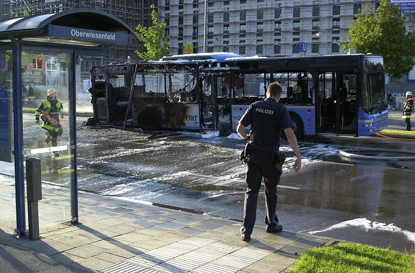 Der Bus fing auf der Fahrt plötzlich Feuer.