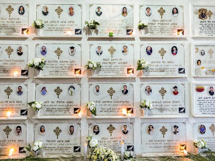 Blumen und Kerzen zur Gedenkfeier des Jahrestag des Absturzes einer Boeing 737 Max. Bei dem Absturz des Ethiopian-Airlines-Flugs am 10. März 2019 kurz nach dem Start kamen alle Passagiere ums Leben.