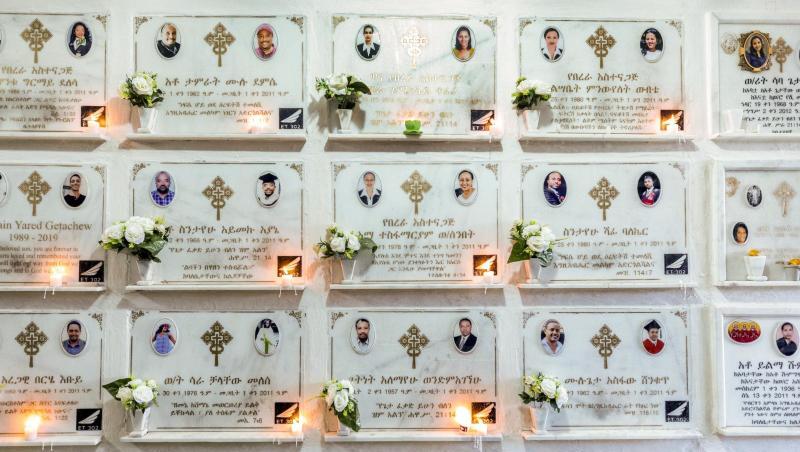 Blumen und Kerzen zur Gedenkfeier des Jahrestag des Absturzes einer Boeing 737 Max. Bei dem Absturz des Ethiopian-Airlines-Flugs am 10. März 2019 kurz nach dem Start kamen alle Passagiere ums Leben. Blumen und Kerzen zur Gedenkfeier des Jahrestag des Absturzes einer Boeing 737 Max. Bei dem Absturz des Ethiopian-Airlines-Flugs am 10. März 2019 kurz nach dem Start kamen alle Passagiere ums Leben.