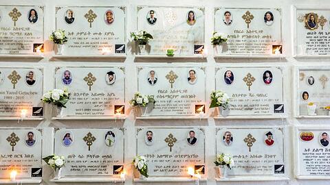 Blumen und Kerzen zur Gedenkfeier des Jahrestag des Absturzes einer Boeing 737 Max. Bei dem Absturz des Ethiopian-Airlines-Flugs am 10. März 2019 kurz nach dem Start kamen alle Passagiere ums Leben.