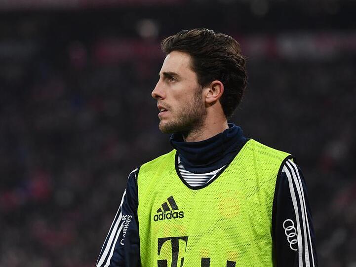 Bayerns Neuzugang Alvaro Odriozola läuft zum Warmmachen. Foto: Angelika Warmuth/dpa/Archivbild