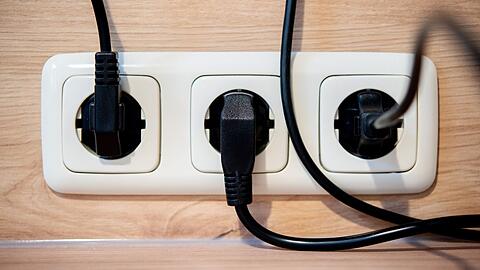 Die Netzstecker mehrerer Küchengeräte stecken in einer Steckdose an einer Küchenzeile. (Symbolbild)