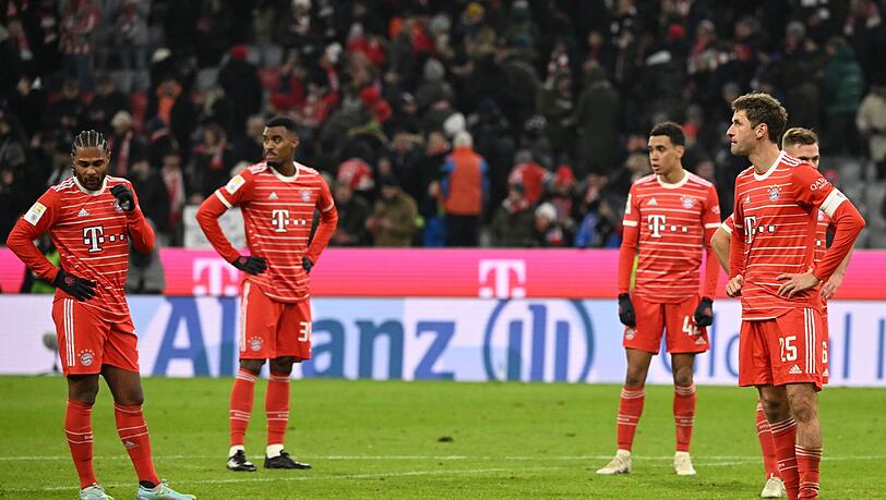 Spieler von München stehen nach der Partie auf dem Platz.
