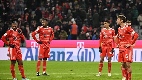 Spieler von München stehen nach der Partie auf dem Platz.