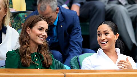 Hier herrscht(e) gute Laune: Prinzessin Kate und Herzogin Meghan besuchten 2019 gemeinsam Wimbledon