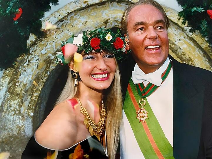 Er galt als eiserner Junggeselle. 1991 hat Konsul Weyer dann in Rottach-Egern doch geheiratet: Die schöne Botschaftertochter Christina war seine Lebensliebe.