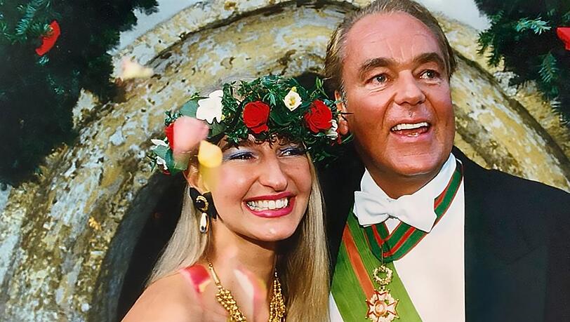 Er galt als eiserner Junggeselle. 1991 hat Konsul Weyer dann in Rottach-Egern doch geheiratet: Die schöne Botschaftertochter Christina war seine Lebensliebe. Er galt als eiserner Junggeselle. 1991 hat Konsul Weyer dann in Rottach-Egern doch geheiratet: Die schöne Botschaftertochter Christina war seine Lebensliebe.
