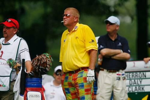 Er raucht noch und trägt viele bunte Klamotten beim Golfspielen: John Daly.