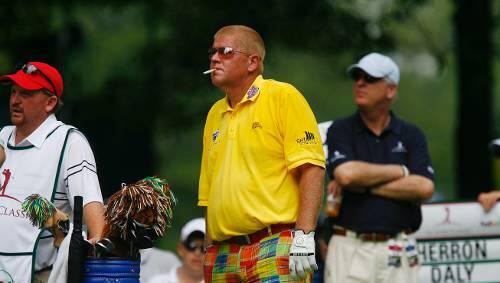 Er raucht noch und trägt viele bunte Klamotten beim Golfspielen: John Daly. Er raucht noch und trägt viele bunte Klamotten beim Golfspielen: John Daly.