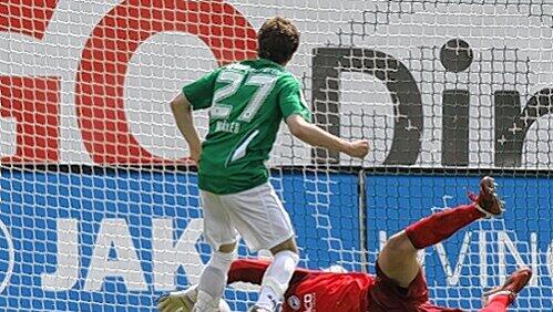 Endlich ist mal wieder einer drin: Fürths Nicolai Müller beendete gegen Bielefeld seine Torflaute. Die Kollegen noch nicht. Endlich ist mal wieder einer drin: Fürths Nicolai Müller beendete gegen Bielefeld seine Torflaute. Die Kollegen noch nicht.