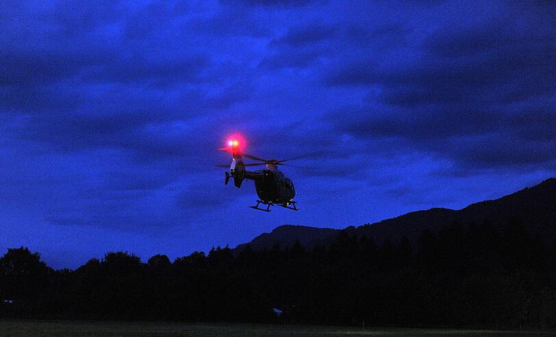 Horror-Nacht für einige Insassen einer Gondel in Schwangau. Nach einem Gleitschirm-Unfall mussten die Fahrgäste teils die Nacht in der Luft verbringen. Rettungskräfte konnten alle Menschen retten.